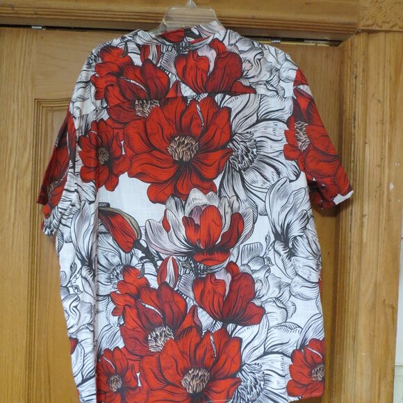 Red floral print Hawaiian style men's shirt - Picture 2 of 6